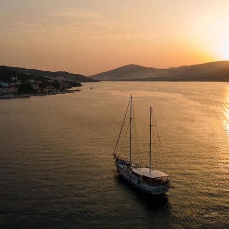Apartments By The Sea Arbanija, Ciovo - 1085 特罗吉尔 外观 照片