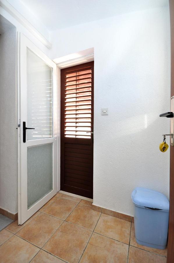 Apartments By The Sea Arbanija, Ciovo - 1085 特罗吉尔 外观 照片