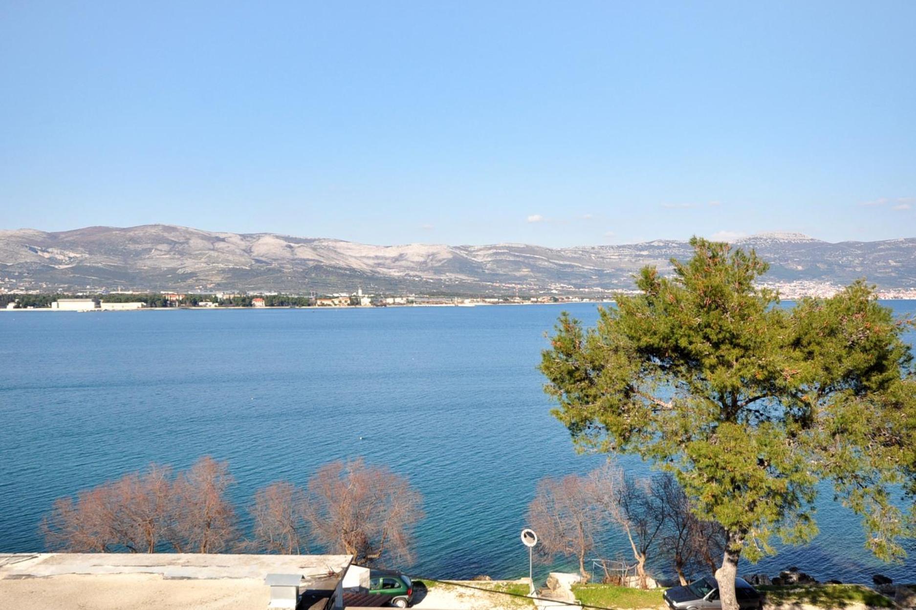 Apartments By The Sea Arbanija, Ciovo - 1085 特罗吉尔 外观 照片